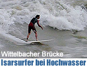 Das Richtige bei Hochwasser: Isar Wellenreiter an der Wittelsbacher Brücke. Infos und Videos (Foto: Martin Schmitz)